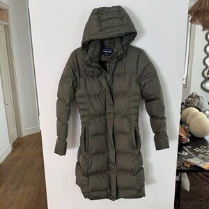 Patagonia Women's Dark Green Hooded Puffer Coat